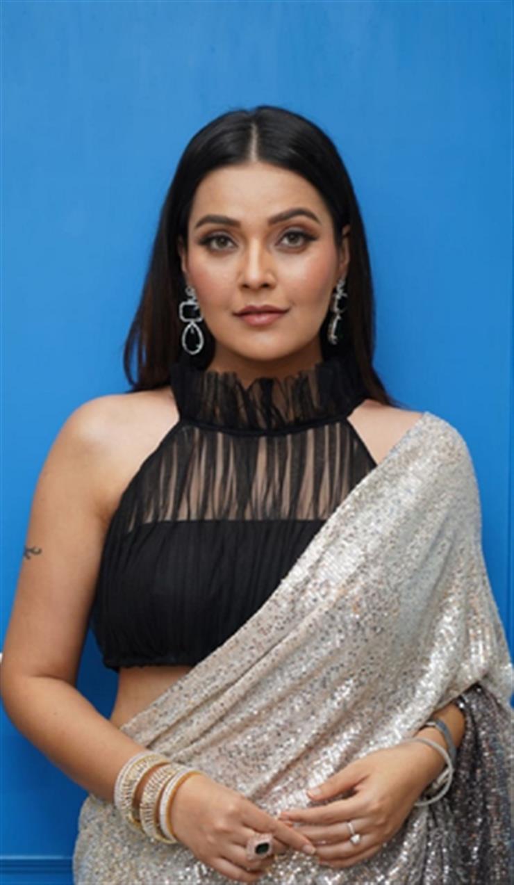 'Classy look, silken hair, designer sarees' define Mansi Srivastava in 'Main Hoon Saath Tere'