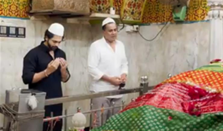 Taha Shah Badussha visits Mahim Dargah to seek divine blessings, offers chadar