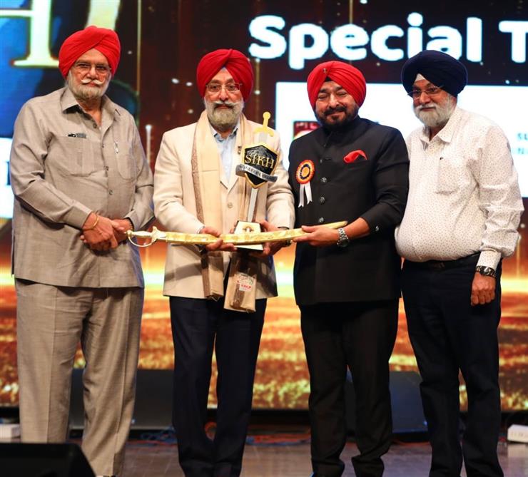 Harjeet Grewal Honored with Sikh Achiever's Award for Promoting Gatka
