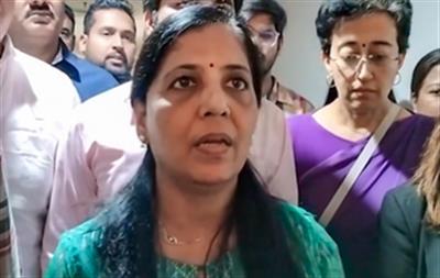 Sunita Kejriwal likely to campaign for AAP in Gujarat