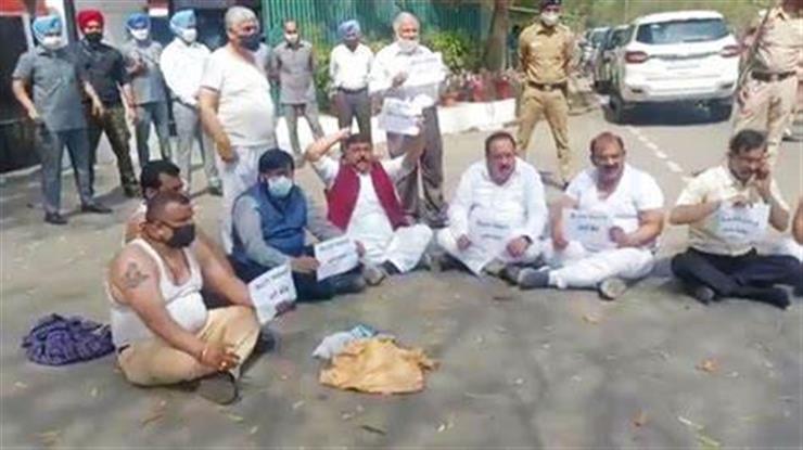 Attack On BJP MLA; Punjab BJP Leaders Meet Governor, Sits On Dharna ...