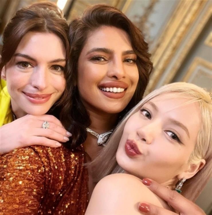 Priyanka Chopra Jonas poses with Anne Hathaway, Blackpink's Lisa