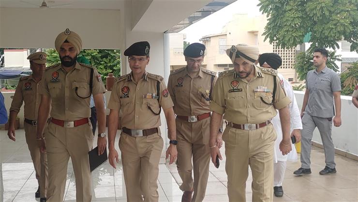 dgp-gaurav-yadav-conducts-shock-checks-at-mohali-s-mataur-police