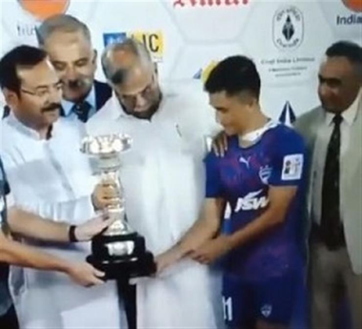 Fraternidad deportiva, fanáticos critican al gobernador de WB por ‘empujar a un lado’ a Sunil Chhetri para posar con el trofeo