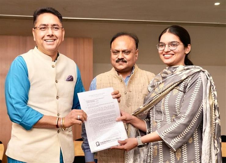 Aman Arora hands over job letters to 14 SDOs and 3 JEs in Housing Dept