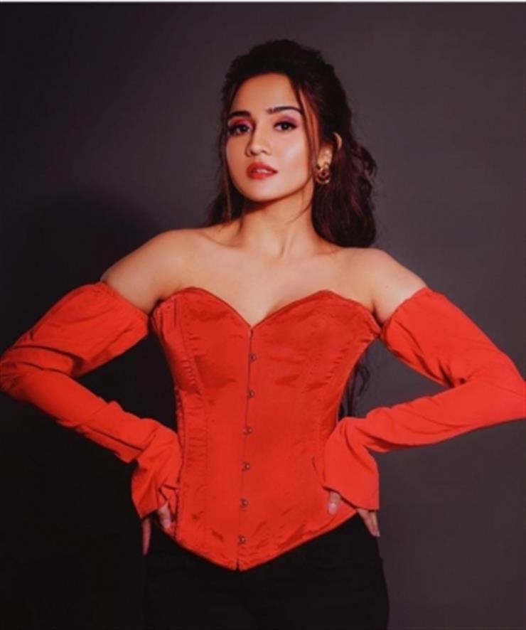 Ashi Singh Dons Red Bridal Attire for Her Show 'Meet,' Believes the Colour  To Be Symbol of Love (View Pics) | 👗 LatestLY