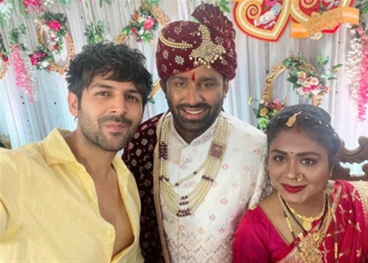 Kartik Aaryan attends his bodyguard\'s wedding, poses for pictures