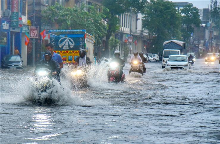 Heavy rains lash Jaipur leaving roads flooded