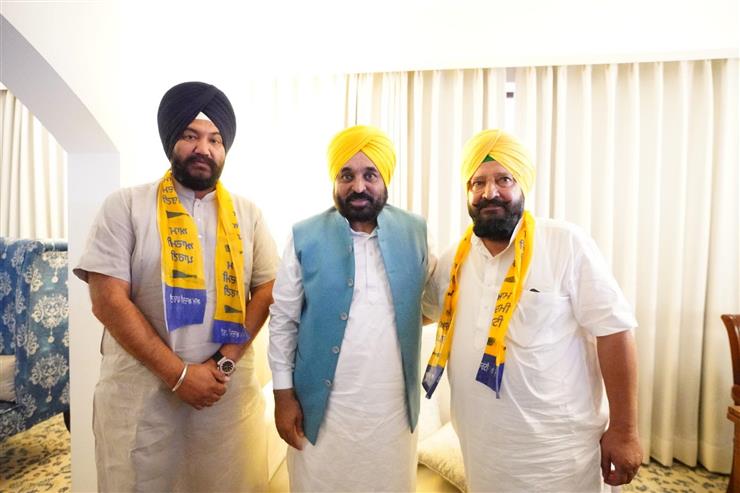 Another jolt to Akali Dal Badal, SAD Amritsar south constituency incharge Talbir Gill joins AAP