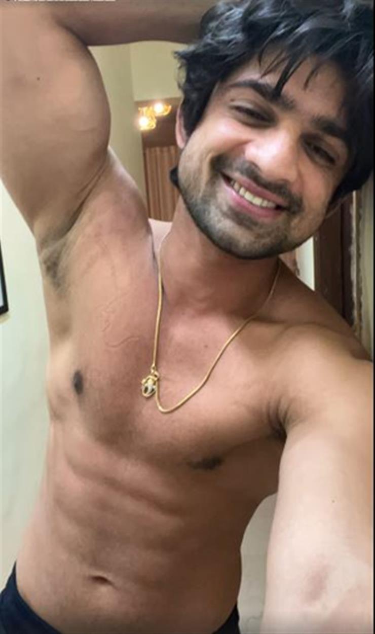 Abhishek Kumar is all smiles as he flaunts his abs in shirtless selfie