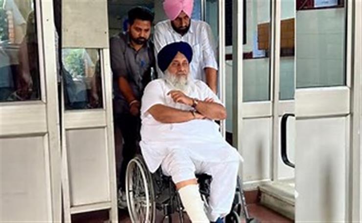 Sukhbir Badal gets fracture in right foot