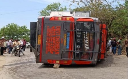 Bus Overturns in Kangra’s Nurpur, Several Injured; Driver’s Suspected Cardiac Arrest Cited