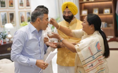 Delhi CM Rekha Gupta's Jhalmuri-rasgulla party as BJP inches closer to victory in Bengal