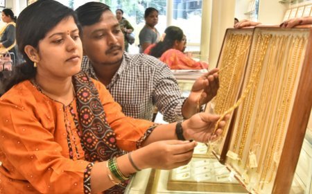 Gold, silver prices gain up to 3 pc on weak dollar, oil prices