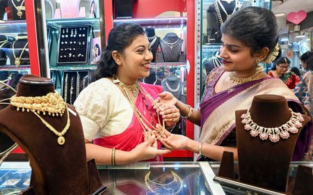 Gold and silver surge up to 1 pc amid geopolitical uncertainty