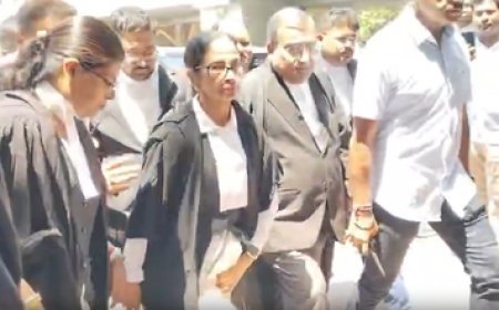 Mamata Banerjee in lawyer's robes at Calcutta HC to argue PIL on post-poll violence