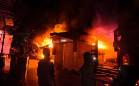 Massive fire breaks out in Thane market; firefighter, security guard killed