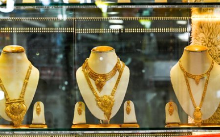 Gold, silver trade lower as investors track global tensions