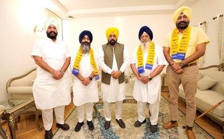 Akali Dal leader Rajmohinder Singh Majitha joins AAP