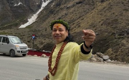 After Kedarnath, Kailash Kher takes blessings at Badrinath