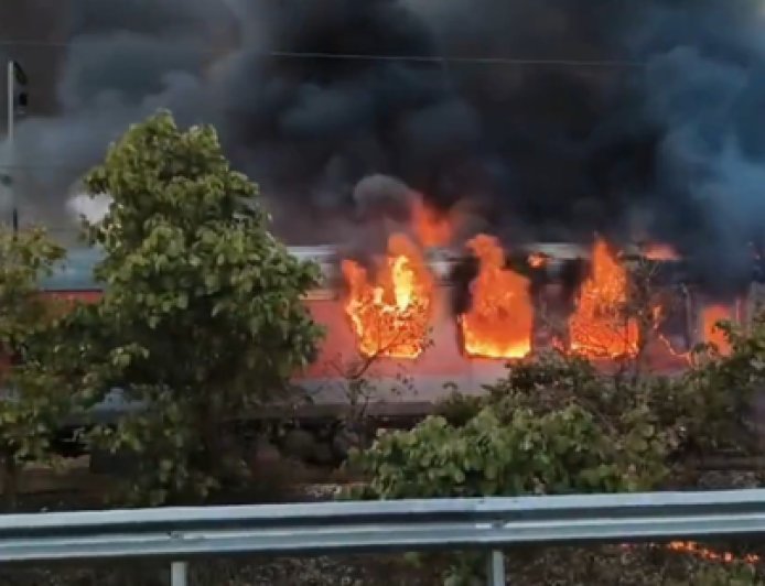 Massive fire on Delhi-bound Rajdhani Express in Kota; all passengers rescued