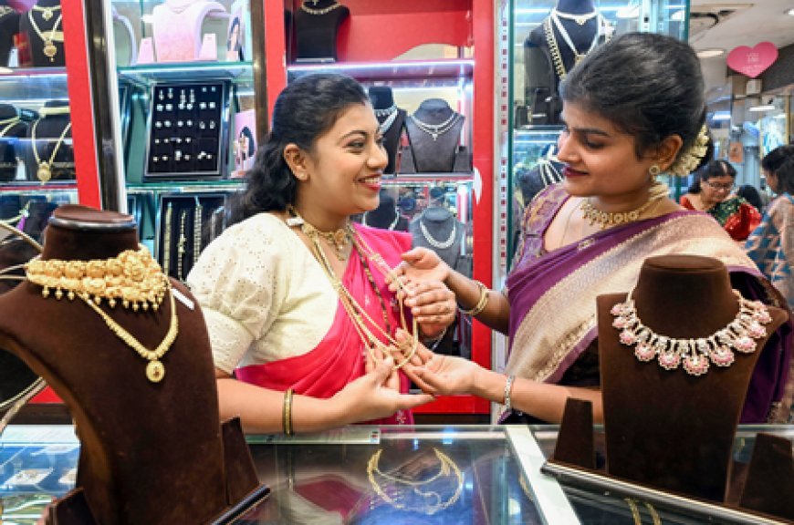Gold and silver surge up to 1 pc amid geopolitical uncertainty