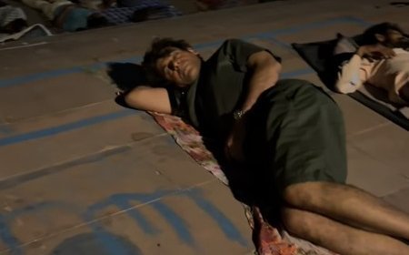 Sunil Grover sleeps on the road near a riverbank amidst many devotees