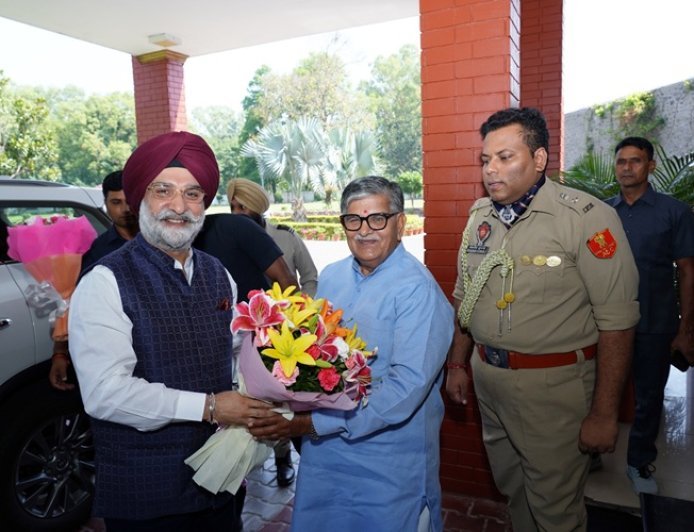 Delhi LG Taranjit Singh Sandhu Pays Courtesy call on Governor Gulab Chand Kataria
