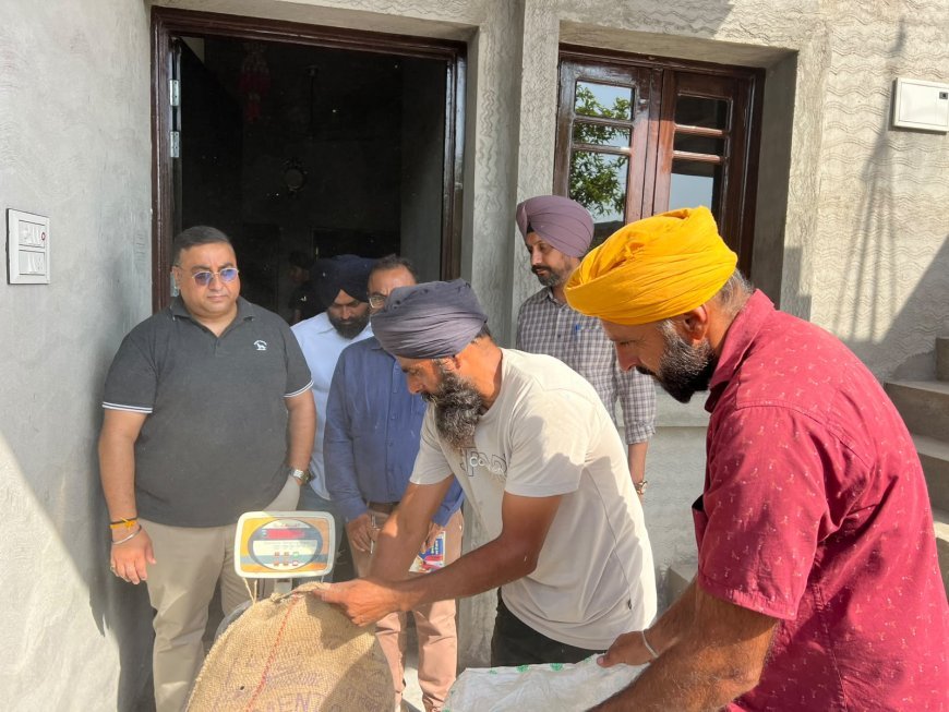 Food Commission Member Vijay Dutt Reviews Wheat Distribution and Meri Rasoi Food Kit Scheme in Ajnala