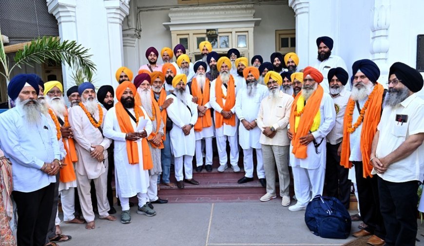A  jatha of Sikh devotees left for Pakistan amidst chants to celebrate the martyrdom anniversary of Sri Guru Arjan Dev Ji.
