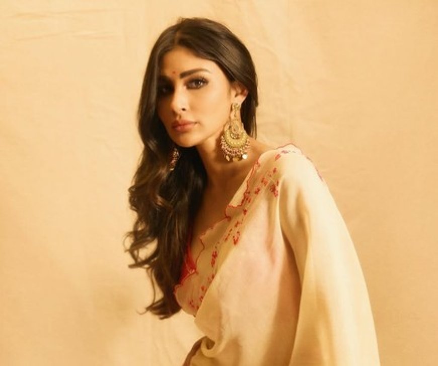 Mouni Roy gets furious at paparazzi, repeatedly asks them to stop filming her