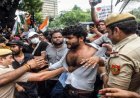Hundreds of CJP protestors and over 118 police personnel injured during cane charge on CJP members by Delhi protest