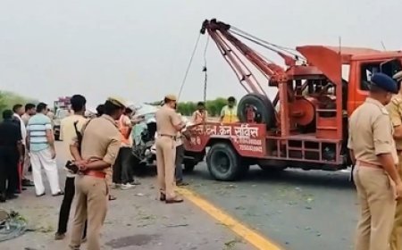 Five killed in bus-car collision on Agra-Lucknow Expressway in UP's Unnao