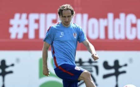 Modric signs contract extention with AC Milan