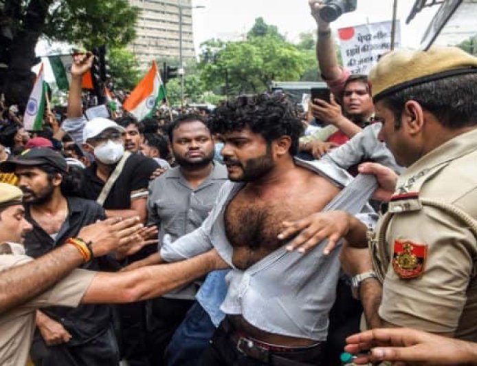 Hundreds of CJP protestors and over 118 police personnel injured during cane charge on CJP members by Delhi protest