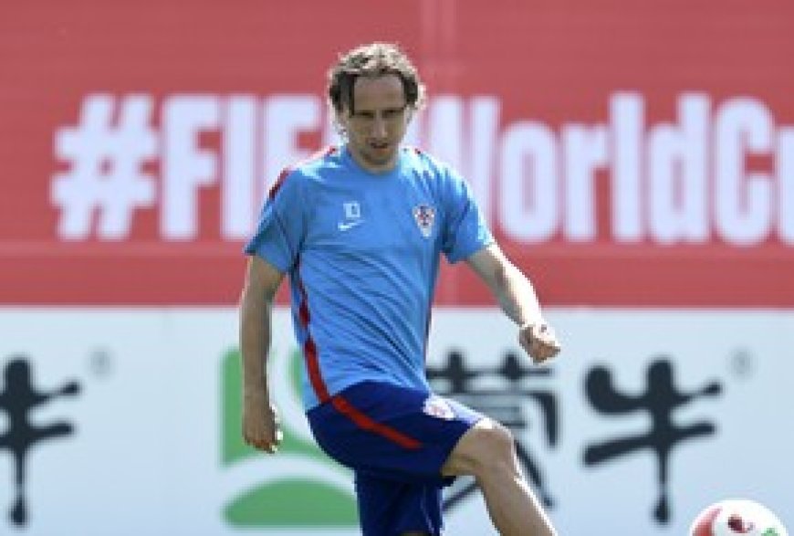 Modric signs contract extention with AC Milan