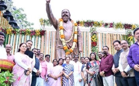 Jharkhand CM unveils 14 ft statue of Shibu Soren on first death anniversary