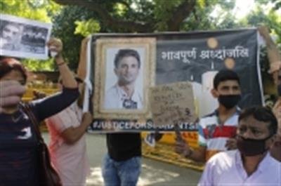 Sushant's friends arrive in Delhi, seek speedy probe