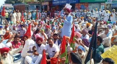 Hundreds of protesting farmers gather along Punjab-Haryana border