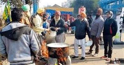 Barred from Delhi: Farmers put up tents, make food at Singhu