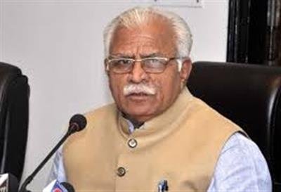 Protesting farmers show black flags to Haryana CM