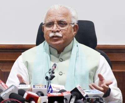 Protesting farmers show black flags to Haryana CM