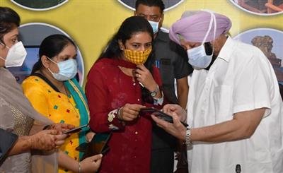 Capt Amarinder fulfils his promise to give smart phones to all class 12 govt school students