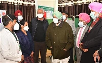 Capt Amarinder rolls out covid vaccination for 1.74 lakh HCWs in Punjab, 5get jabs in his presence