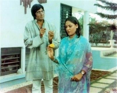 Big B gets nostalgic as 'Chupke Chupke' clocks 46 years