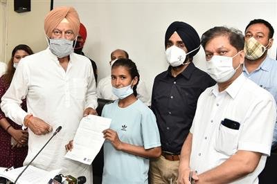Punjab Sports Minister gives best wishes and Rs. 5 lakh each to Olympic qualifiers from state
