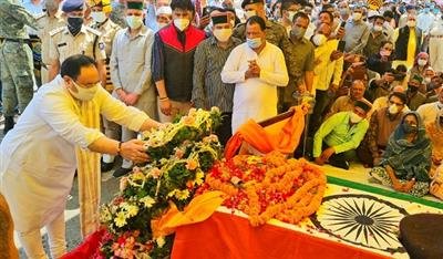 J.P. Nadda and CM pay floral tributes to Virbhadra Singh