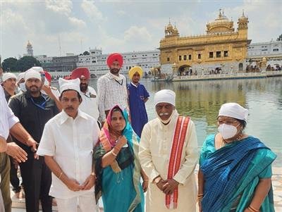 Haryana Governor Bandaru Dattatreya pays obeisance at Sachkhand Sri Harmandir Sahib