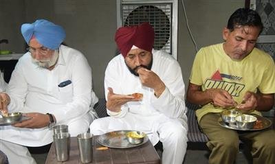 Punjab CM whirlwind tour of cotton belt for assessing damage due to pink bollworm attack