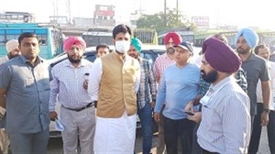 Transport Minister Raja warring visits Patiala bus stand & PRIC workshop in wee hours to boost morale of employees